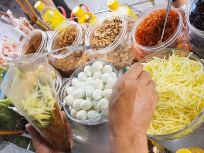 2 bước làm bánh tráng trộn cực ngon tại nhà