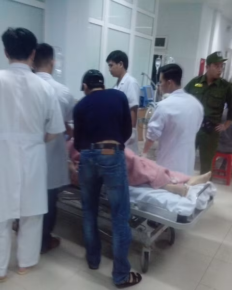 Chị H. được đưa đi cấp cứu tại bệnh viện nhưng không qua khỏi. Chị H. được đưa đi cấp cứu tại bệnh viện nhưng không qua khỏi.