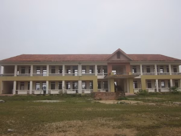 Cơ sở mới của trường THCS Kỳ Thịnh chuẩn bị hoàn thành giai đoạn một thì bỏ hoang để điều chỉnh cho phù hợp với tiêu chí xây dựng Nông thôn mới.