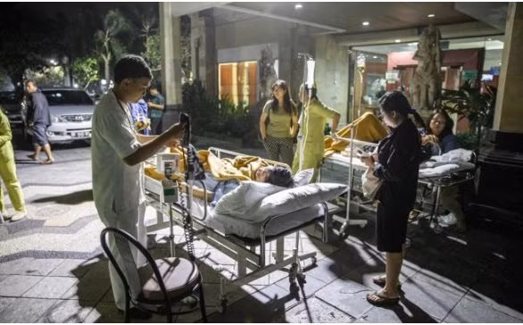 Bệnh nhân được đưa ra khỏi phòng bệnh viện do lo ngại nhà sập