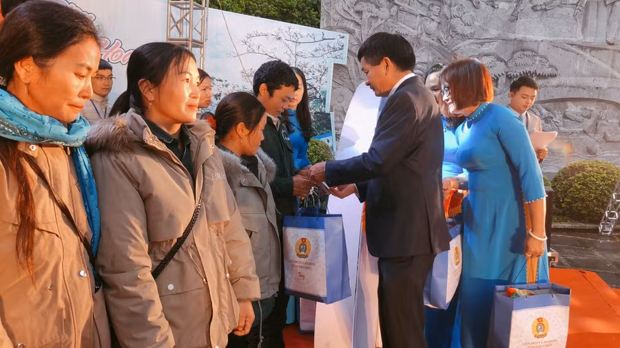 Ông Lê Thành Đô, Chủ tịch UBND tỉnh Điện Biên tặng quà cho công đoàn viên, người lao động khó khăn.