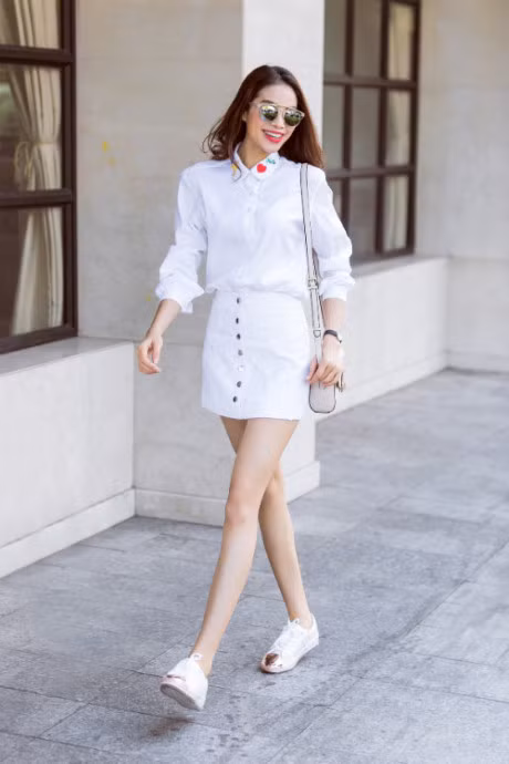 Hoc cach phoi do cung ao so mi trang sanh dieu nhu Pham Huong - Anh 1