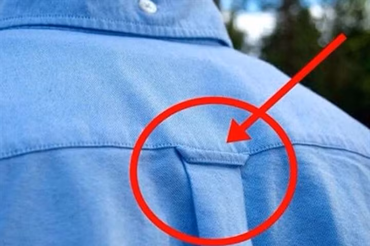 Mặc áo sơ mi, liệu bạn có biết công dụng của chiếc vòng nhỏ này?