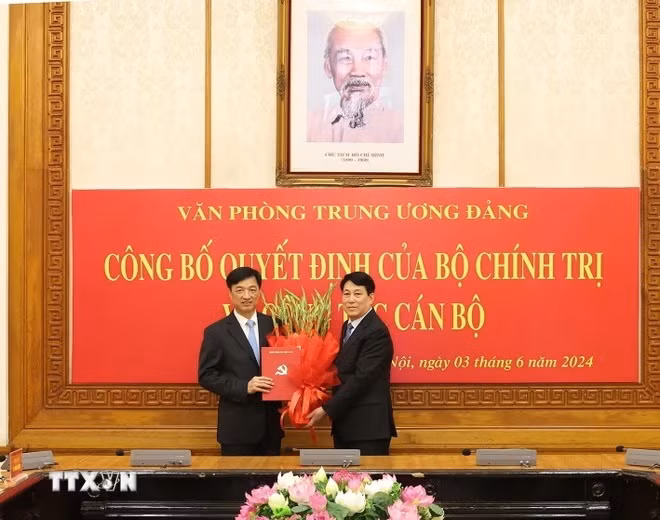 Đại tướng Lương Cường, Ủy viên Bộ Chính trị, Thường trực Ban Bí thư tặng hoa chúc mừng Thượng tướng Nguyễn Duy Ngọc giữ chức Chánh Văn phòng Trung ương Đảng. (Ảnh: Trí Dũng/TTXVN)