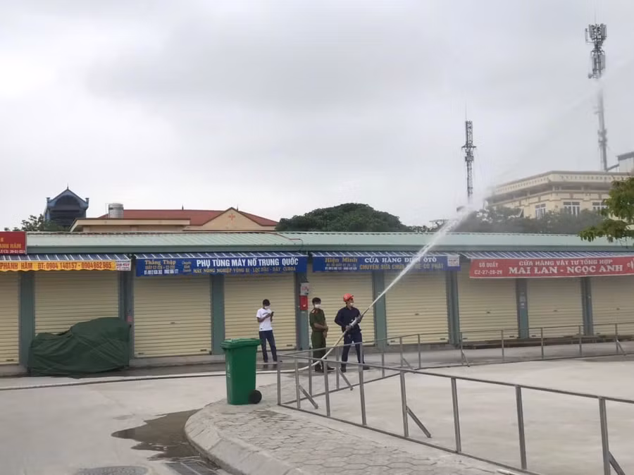 Kiểm tra công tác phòng cháy chữa cháy tại chợ tạm - nơi kinh doanh mới của các tiểu thương Chợ Sắt