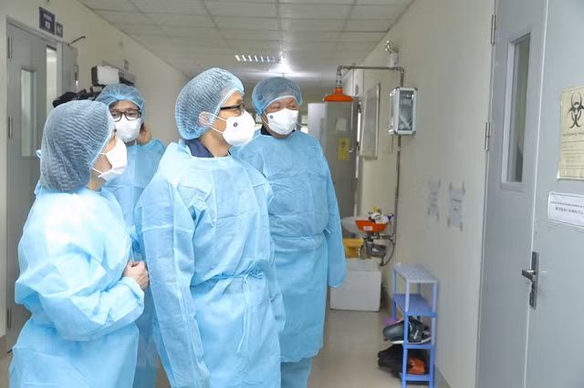 Phó Thủ tướng Vũ Đức Đam và các đại biểu thăm khu làm xét nghiệm COVID-19 tại CDC Hà Nội. (Ảnh: Minh Quyết/TTXVN).