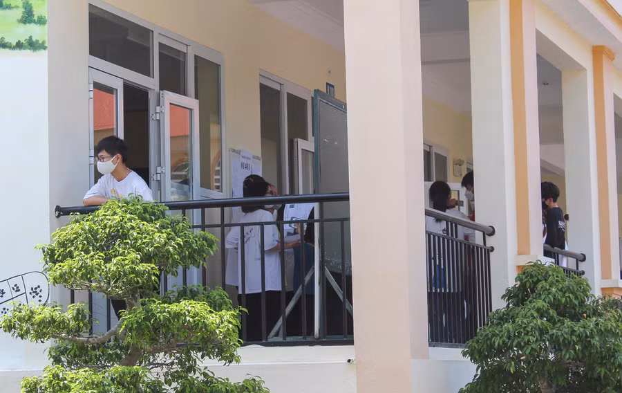 Tại điểm thi Trường THPT chuyên Lê Quý Đôn (TP. Điện Biên Phủ), nhiều thí sinh đến và vào phòng thi sớm.