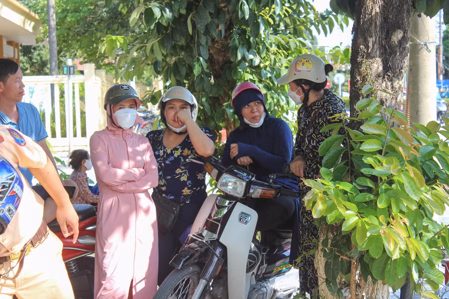 Nhiều phụ huynh lo lắng, hồi hộp chờ con ở khu vực ngoài.