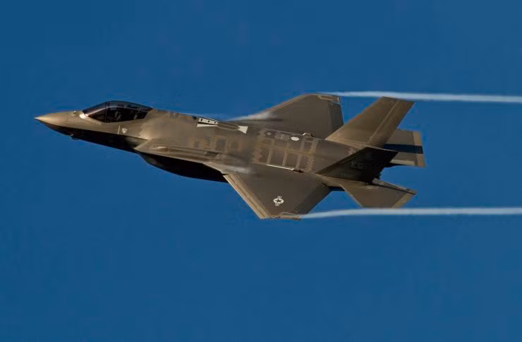 F-35 Lightning II. Là vũ khí đắt nhất trong lịch sử, máy bay F-35 đang quay lại Paris sau lần đầu ra mắt năm 2017. Chiến đấu cơ này sẽ không phô trương theo cách thông thường mà khiến cho những người xem tò mò có được cái nhìn cận cảnh về một loại vũ khí tàng hình mà họ hiếm khi có cơ hội chứng kiến. F-35 Lightning II. Là vũ khí đắt nhất trong lịch sử, máy bay F-35 đang quay lại Paris sau lần đầu ra mắt năm 2017. Chiến đấu cơ này sẽ không phô trương theo cách thông thường mà khiến cho những người xem tò mò có được cái nhìn cận cảnh về một loại vũ khí tàng hình mà họ hiếm khi có cơ hội chứng kiến.