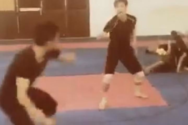Chu Bin thể hiện võ công trên sàn tập để ghi hình cho MV mới