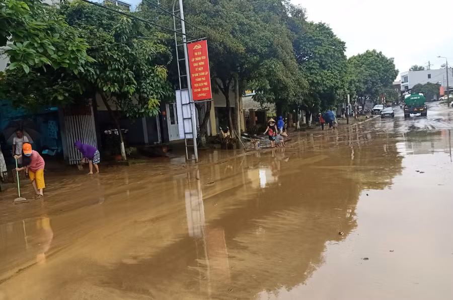 Người dân hót bùn, đất sau khi nước rút.