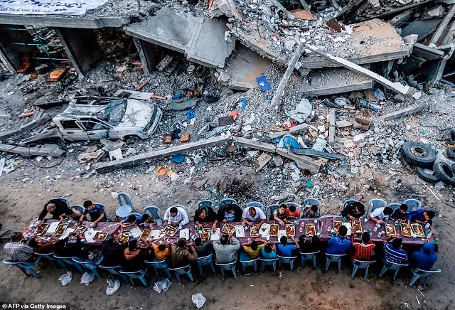 Các gia đình Palestine ngồi ăn bên cạnh một tòa nhà bị phá hủy trong các cuộc đối đầu gần đây giữa Hamas và Israel, tại Dải Gaza vào ngày 18 tháng 5, trong tháng ăn chay Ramadan của người Hồi giáo Các gia đình Palestine ngồi ăn bên cạnh một tòa nhà bị phá hủy trong các cuộc đối đầu gần đây giữa Hamas và Israel, tại Dải Gaza vào ngày 18 tháng 5, trong tháng ăn chay Ramadan của người Hồi giáo