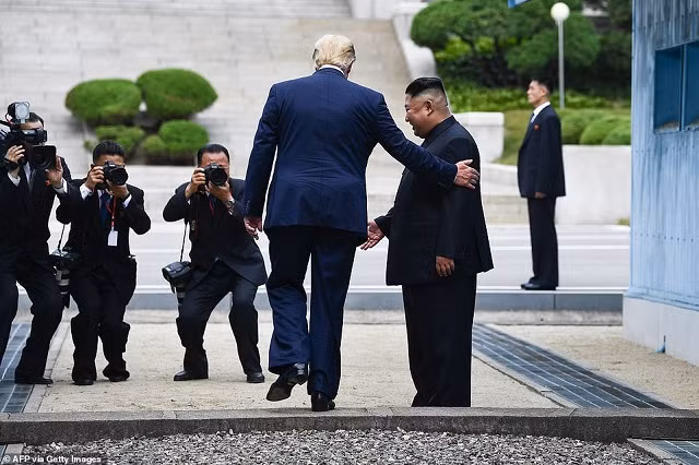 TT Mỹ Donald Trump bước sang phía bắc của Đường phân giới quân sự giữa Triều Tiên và Hàn Quốc. Trong khi đó lãnh đạo Triều Tiên Kim Jong Un đứng bên cạnh vào ngày 30/6 TT Mỹ Donald Trump bước sang phía bắc của Đường phân giới quân sự giữa Triều Tiên và Hàn Quốc. Trong khi đó lãnh đạo Triều Tiên Kim Jong Un đứng bên cạnh vào ngày 30/6