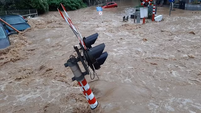 Các nhà khoa học cho rằng nguyên nhân lũ lụt là biến đổi khí hậu.