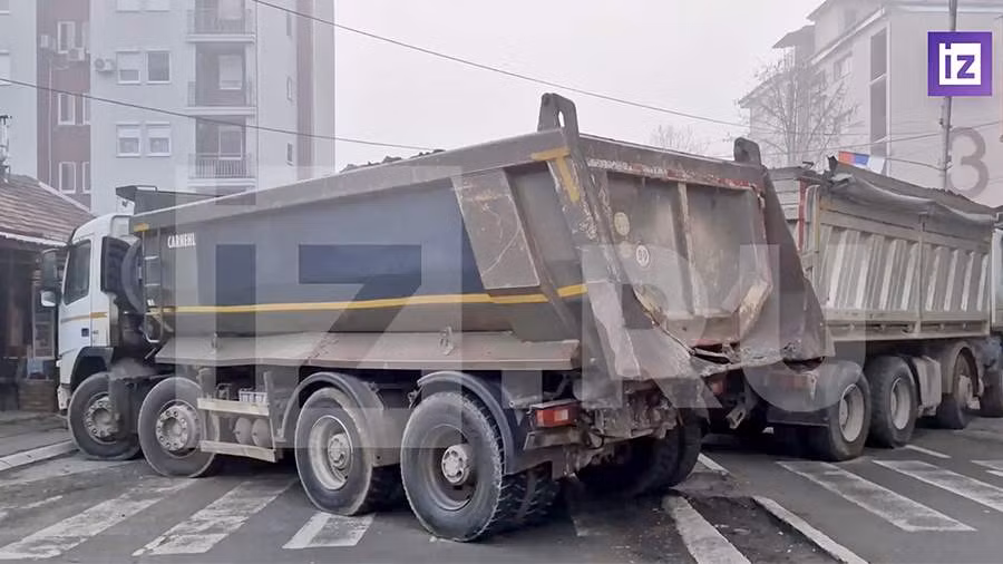Những chiếc xe tải được người Serb sử dụng làm rào chắn.