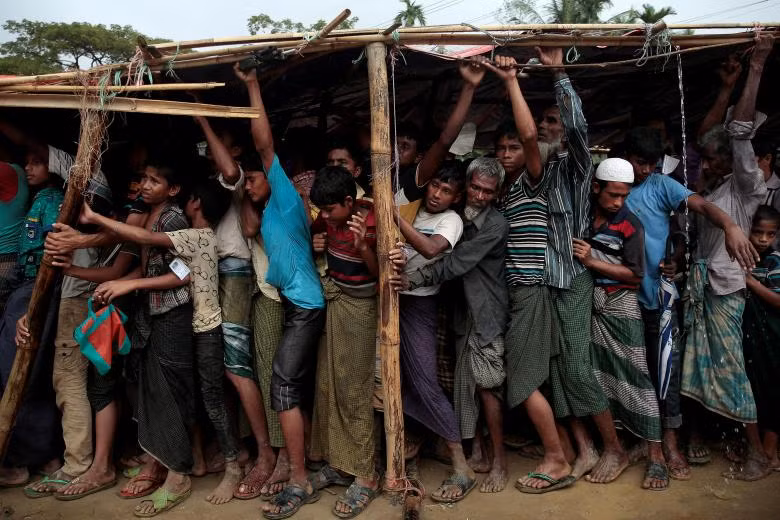 Người tị nạn Rohingya xếp hàng để nhận chăn dưới trời mưa lớn ở Bangladesh