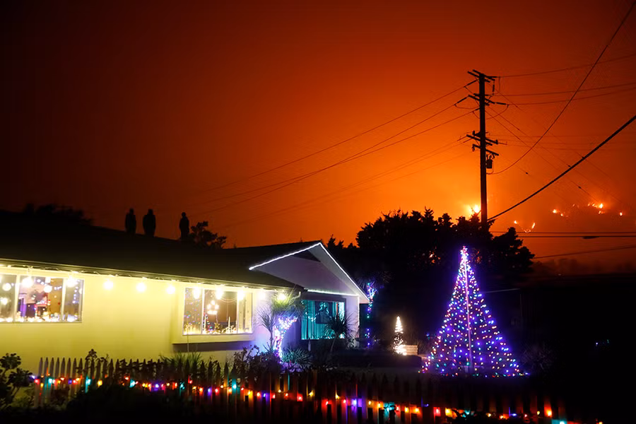 Một ngôi nhà trang trí dịp Noel ở California, Mỹ