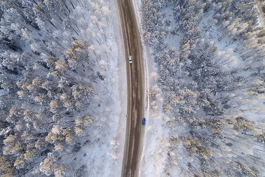 Một con đường phủ băng tuyết ở ngoài Krasnoyarsk, Nga