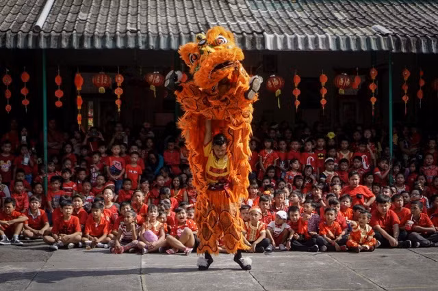 Trẻ em xem buổi biểu diễn múa lân truyền thống tại Solo, Trung Java, Indonesia. Trẻ em xem buổi biểu diễn múa lân truyền thống tại Solo, Trung Java, Indonesia.