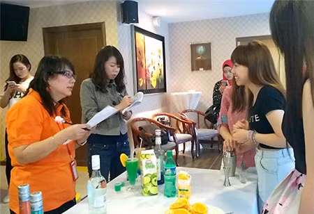 Các giáo viên thử và đánh giá sản phẩm của một nhóm sinh viên đến từ Hàn Quốc. Ảnh: Hải Duyên. quay-bar-2.jpg