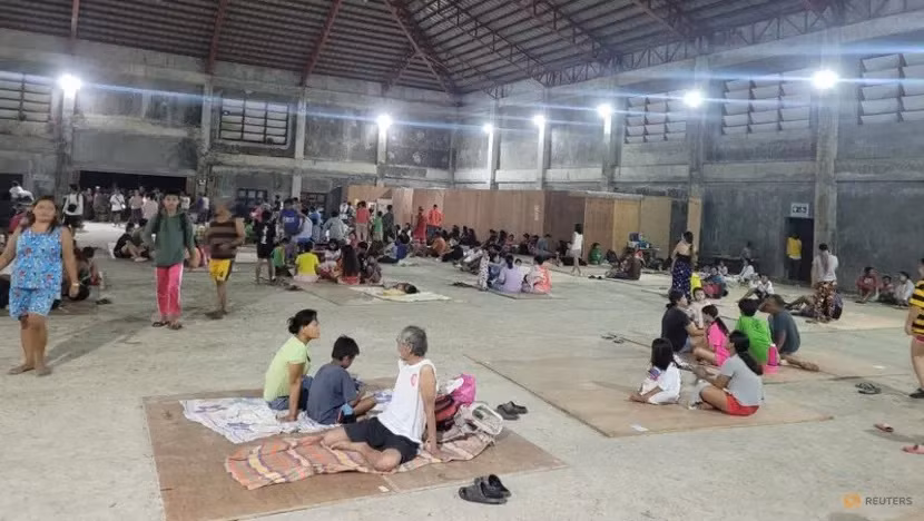 Người dân tập trung tại một trung tâm sơ tán sau trận động đất ở Hinatuan, Surigao del Sur, Philippines, ngày 2/12/2023.