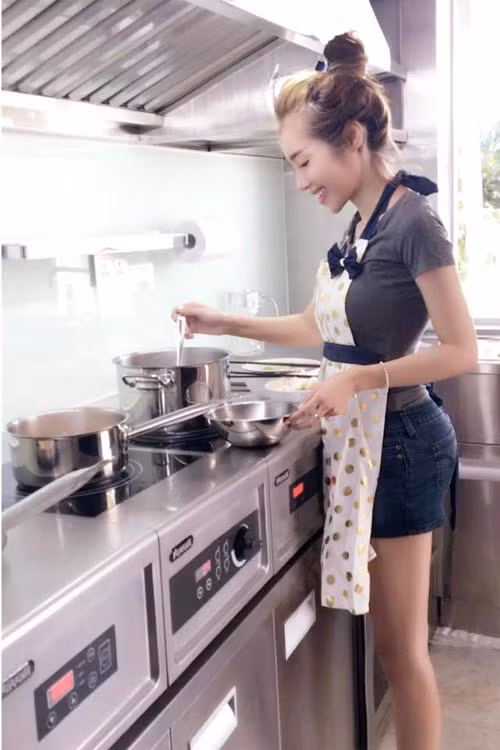 elly tran tro tai vao bep khien fan than phuc - 3