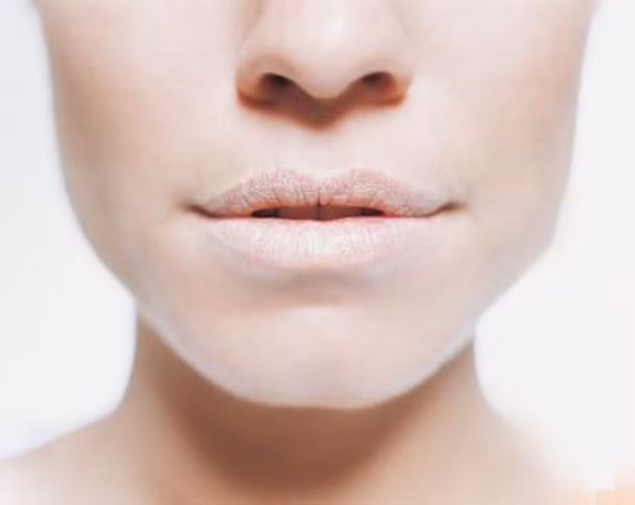 Khô miệng khi ngủ dậy, có nên uống thật nhiều nước?