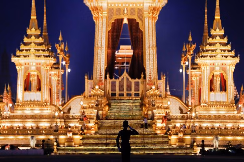 Một người lính đứng trước khu vực hỏa táng Hoàng gia trong tang lễ của vua Bhumibol Adulyadej tại Bangkok, Thái Lan