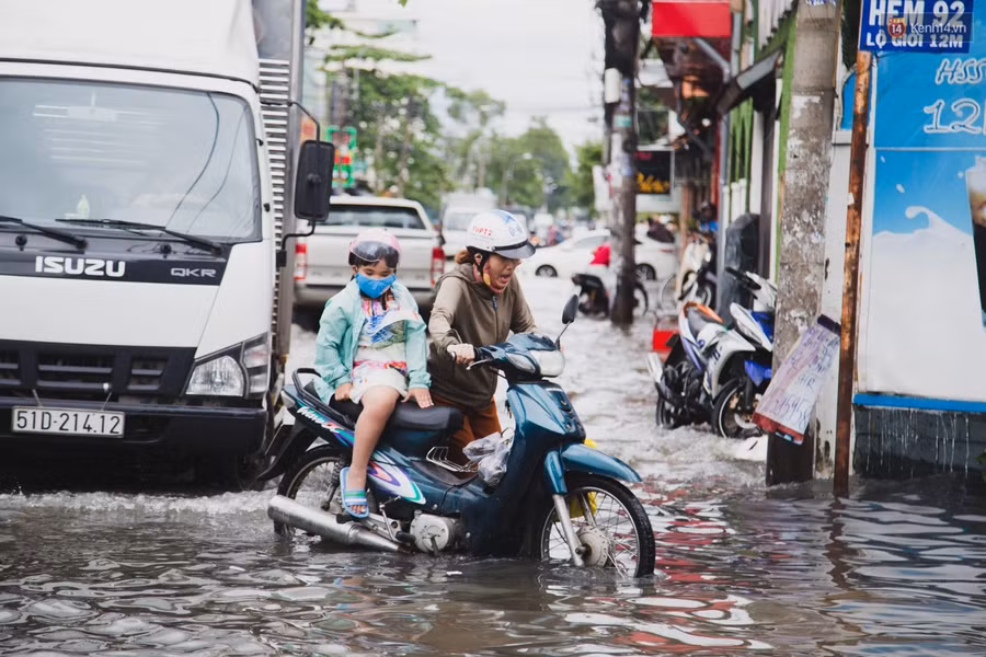Xe máy truyền thống gặp khó với nước (Ảnh Autopro.com.vn).