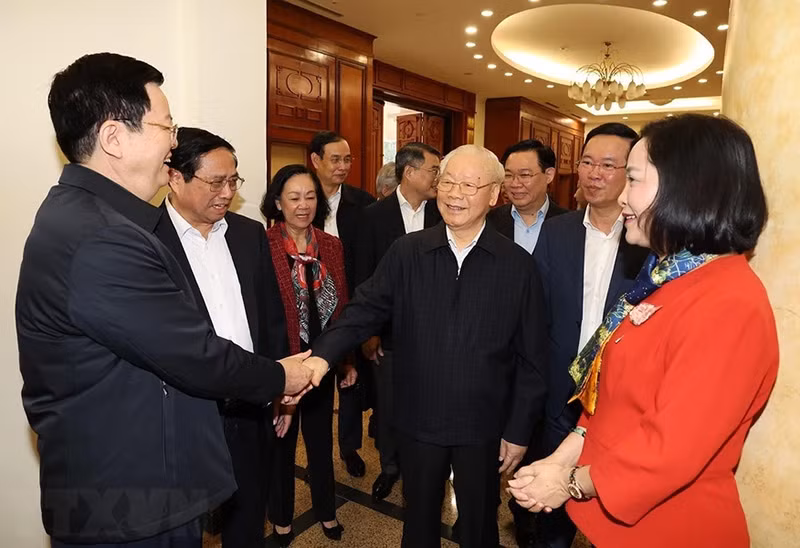 Tổng Bí thư Nguyễn Phú Trọng với các thành viên Tiểu ban Nhân sự tham dự phiên họp. (Ảnh: Trí Dũng/TTXVN) Tổng Bí thư Nguyễn Phú Trọng với các thành viên Tiểu ban Nhân sự tham dự phiên họp. (Ảnh: Trí Dũng/TTXVN)