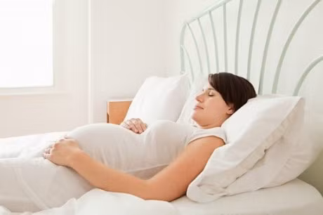 5 thoi quen khi ngu vua khien me bau nhanh gia vua co hai cho thai nhi - Anh 2