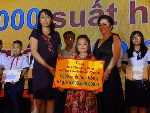 Bà Nguyễn Phương Hằng và con gái Phương Uyên tài trợ Quỹ Tấm Lòng Vàng 5 tỷ đồng