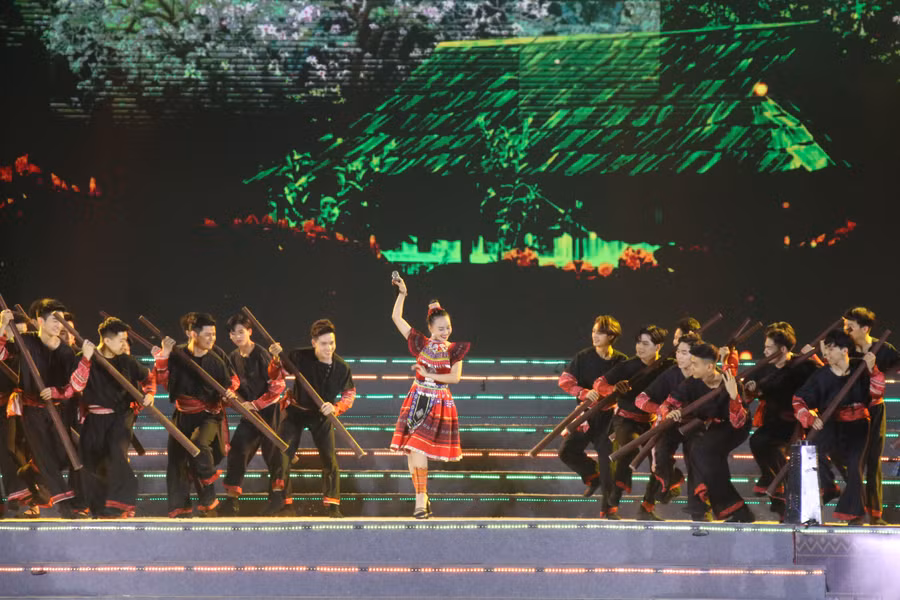 Theo đạo diễn Nguyễn Trường Giang, chương trình nghệ thuật đầy sáng tạo, hội tụ cả yếu tố truyền thống kết hợp hiện đại. Theo đạo diễn Nguyễn Trường Giang, chương trình nghệ thuật đầy sáng tạo, hội tụ cả yếu tố truyền thống kết hợp hiện đại.