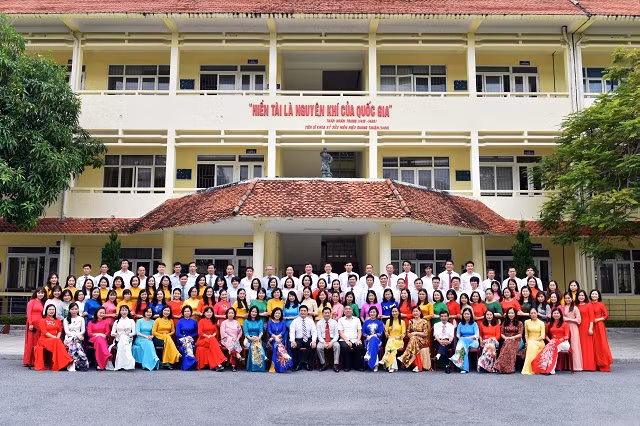 Tập thể cán bộ giáo viên Trường THPT Chuyên Lam Sơn