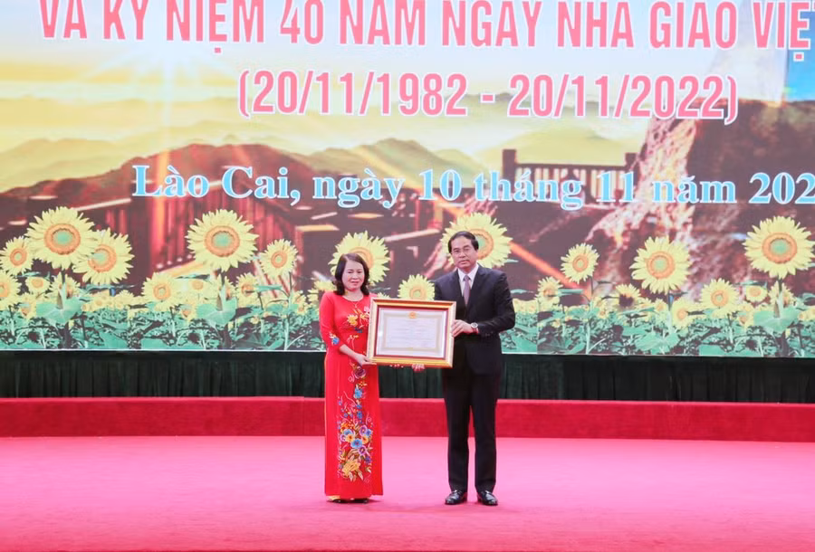 Thừa ủy quyền của Chủ tịch nước, Chủ tịch UBND tỉnh Lào Cai trao Huân chương Lao động hạng Ba cho Trường THCS Kim Tân.