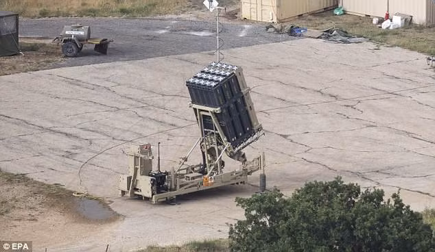 Hệ thống phòng không Vòm Sắt của Israel được thấy ở gần biên giới với Syria