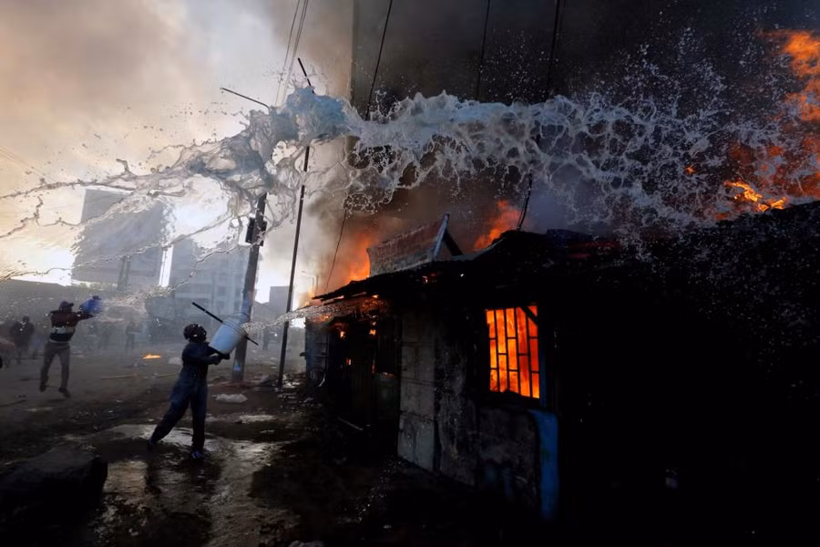 Mọi người cố gắng cứu một đám cháy ở khu ổ chuột Kawangware ở Nairobi, Kenya