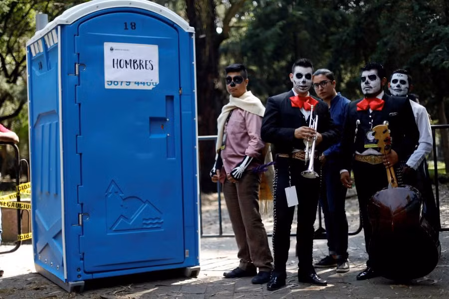 Đội quân thổi kèn trước diễu hành “Ngày của người chết” ở Mexico City.