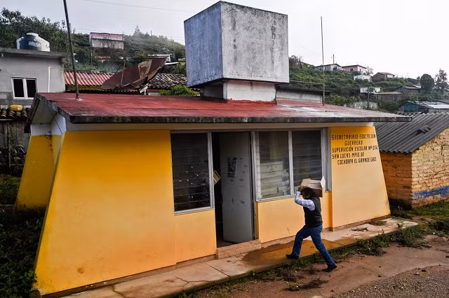 Jaime Arriaga, 33 tuổi, một GV ở vùng nông thôn Mexico mang sách đến một trường học ở Cochoapa el Grande, bang Guerrero. Bất chấp đại dịch, các GV không bỏ rơi HS của mình ở vùng bản địa nghèo khó này.