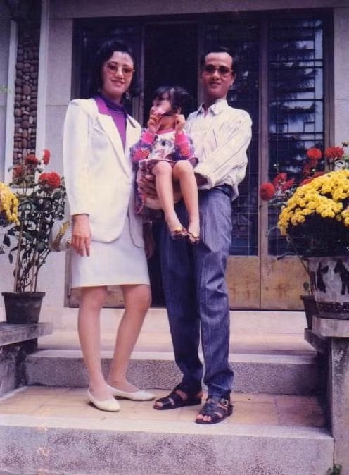  Vì cha làm trong ngành công an nên từ nhỏ Midu đã được giáo dục vô cùng nghiêm khắc. 