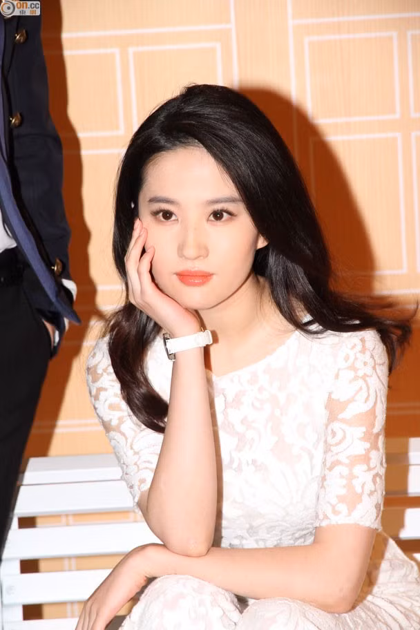 Vẻ đẹp của Lưu Diệc Phi thu hút mọi ánh nhìn. Tài tử Huỳnh Hiểu Minh thừa nhận, sau nhiều năm, cô vẫn là "cô cô" trong lòng anh như năm nào. Vẻ đẹp của Lưu Diệc Phi thu hút mọi ánh nhìn. Tài tử Huỳnh Hiểu Minh thừa nhận, sau nhiều năm, cô vẫn là thần tiên tỷ tỷ trong lòng anh như năm nào.