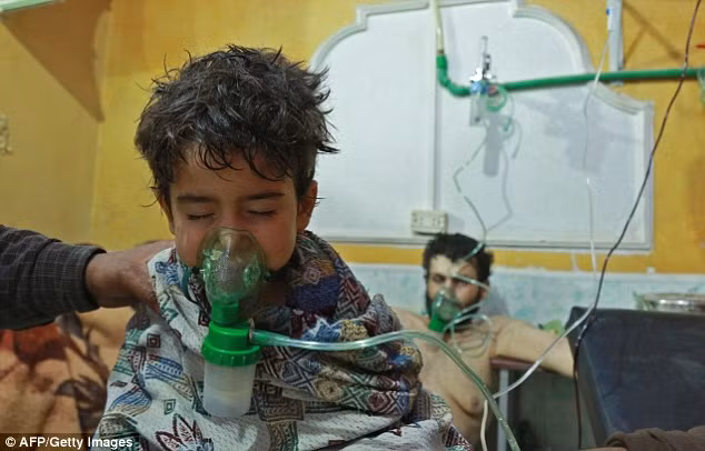 Trẻ em và người lớn Syria bị nghi trở thành nạn nhân của vũ khí hóa học