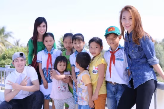 Hình ảnh: Á hậu Hoàng Oanh giản dị khánh thành cầu cho người nghèo số 4