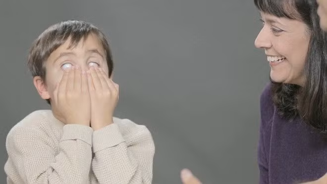 Phản ứng hài hước của trẻ khi lần đầu tiên nghe về “chuyện ấy“