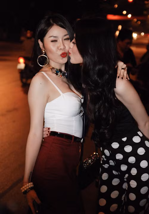 Những người đẹp Việt thích hôn đồng giới - 7