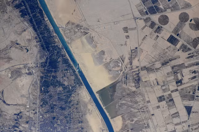 Hình ảnh sự cố trên Kênh đào Suez nhìn từ vũ trụ ảnh 2