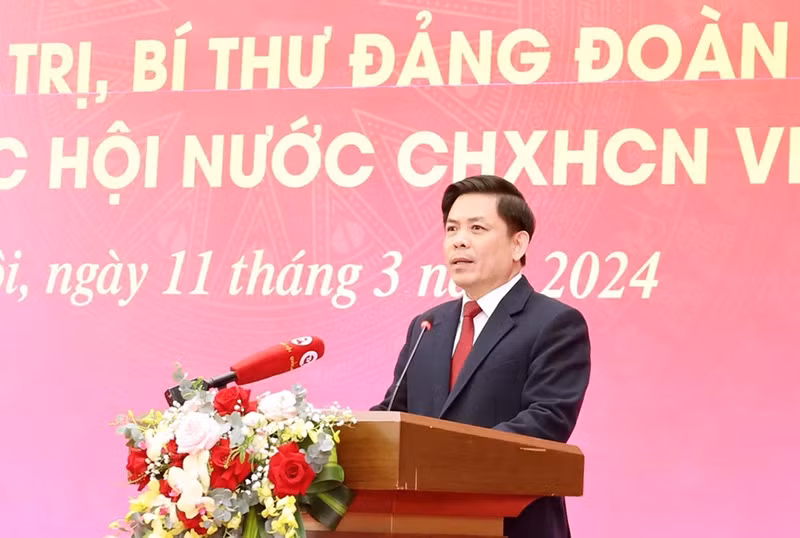 Ông Nguyễn Văn Thể, Ủy viên Trung ương Đảng, Bí thư Đảng ủy Khối các cơ quan Trung ương đọc Quyết định trao tặng Huy hiệu 40 năm tuổi Đảng tặng Chủ tịch Quốc hội Vương Đình Huệ. (Ảnh: Nhan Sáng/TTXVN)