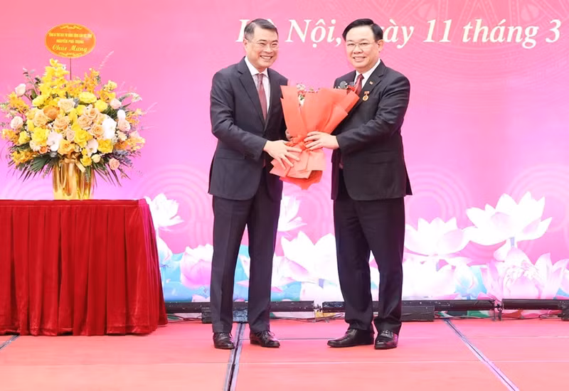 Ông Lê Minh Hưng, Bí thư Trung ương Đảng, Chánh Văn phòng Trung ương Đảng chúc mừng Chủ tịch Quốc hội Vương Đình Huệ. (Ảnh: Nhan Sáng/TTXVN).