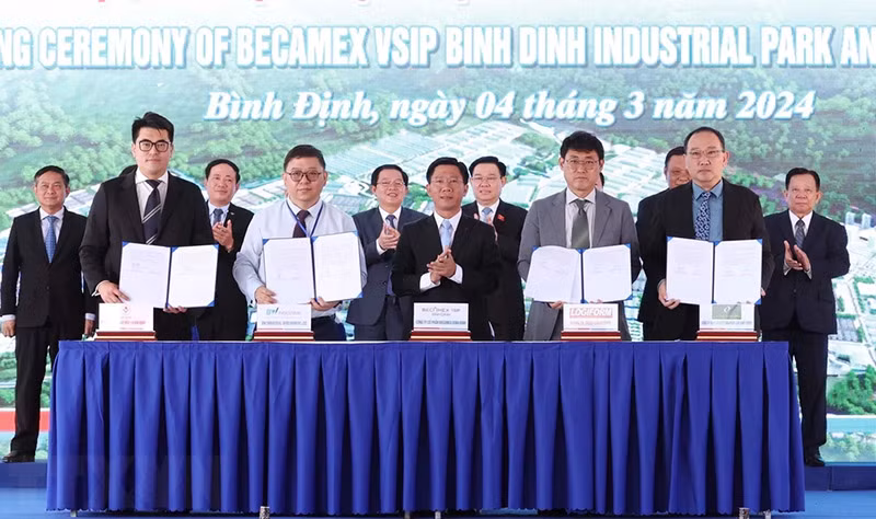 Chủ tịch Quốc hội Vương Đình Huệ và Phó Thủ tướng Trần Hồng Hà chứng kiến các nhà đầu tư ký thỏa thuận hợp tác tại buổi lễ. (Ảnh: Nhan Sáng/TTXVN). Chủ tịch Quốc hội Vương Đình Huệ và Phó Thủ tướng Trần Hồng Hà chứng kiến các nhà đầu tư ký thỏa thuận hợp tác tại buổi lễ. (Ảnh: Nhan Sáng/TTXVN).