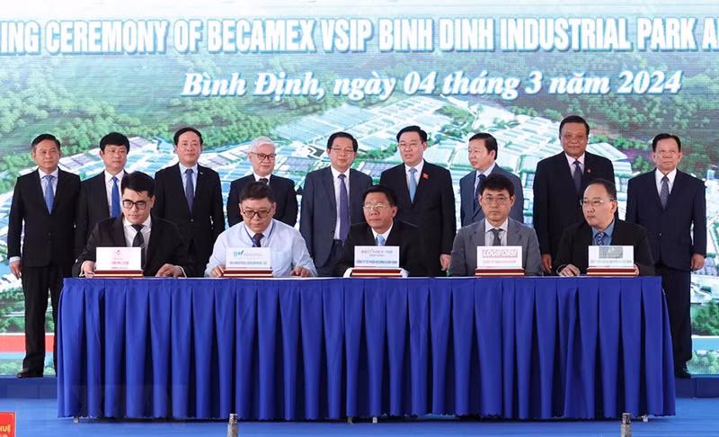 Chủ tịch Quốc hội Vương Đình Huệ và Phó Thủ tướng Trần Hồng Hà chứng kiến các nhà đầu tư ký thỏa thuận hợp tác tại buổi lễ. (Ảnh: Nhan Sáng/TTXVN). Chủ tịch Quốc hội Vương Đình Huệ và Phó Thủ tướng Trần Hồng Hà chứng kiến các nhà đầu tư ký thỏa thuận hợp tác tại buổi lễ. (Ảnh: Nhan Sáng/TTXVN).
